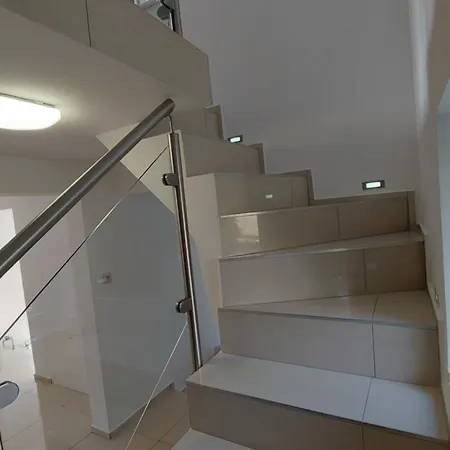 Dom Na Cervenej Vezi *