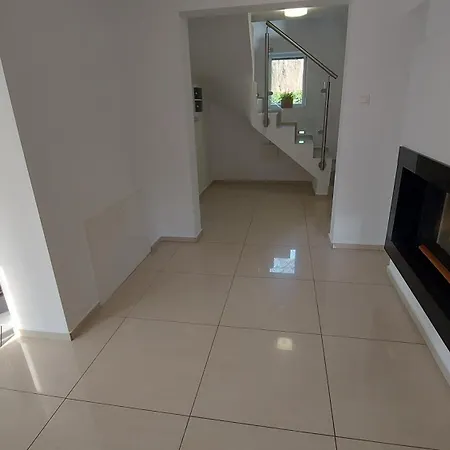 Dom Na Cervenej Vezi Banka